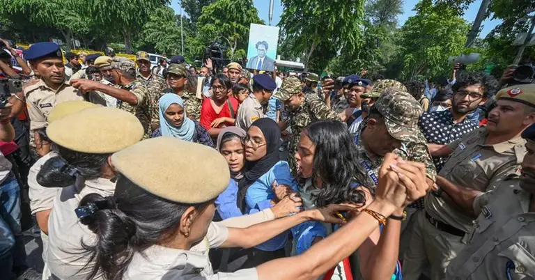 অশোকা রোড মোড়ে বিক্ষোভকারীদের সঙ্গে পুলিশের সংঘর্ষ